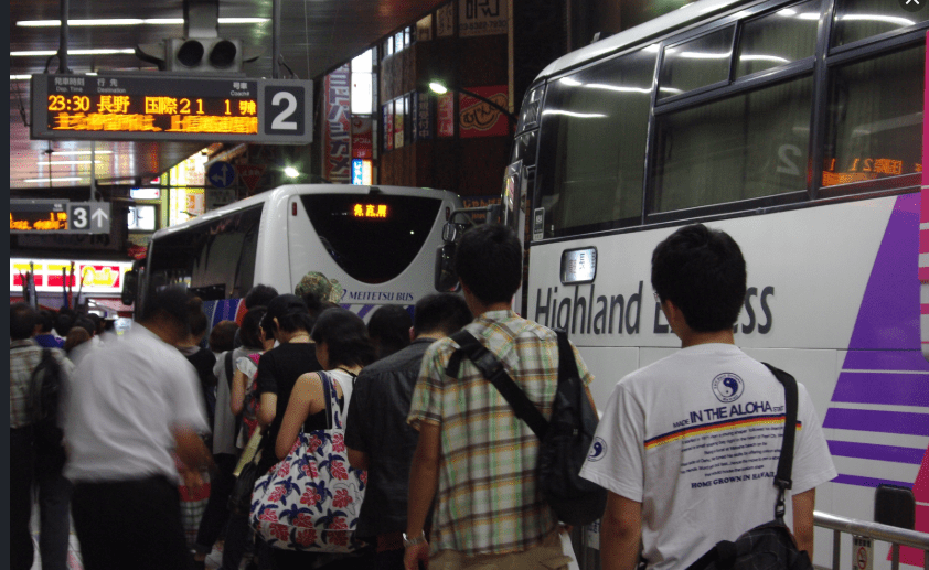 夜行バスに若者次々　「東京出られなくなる」