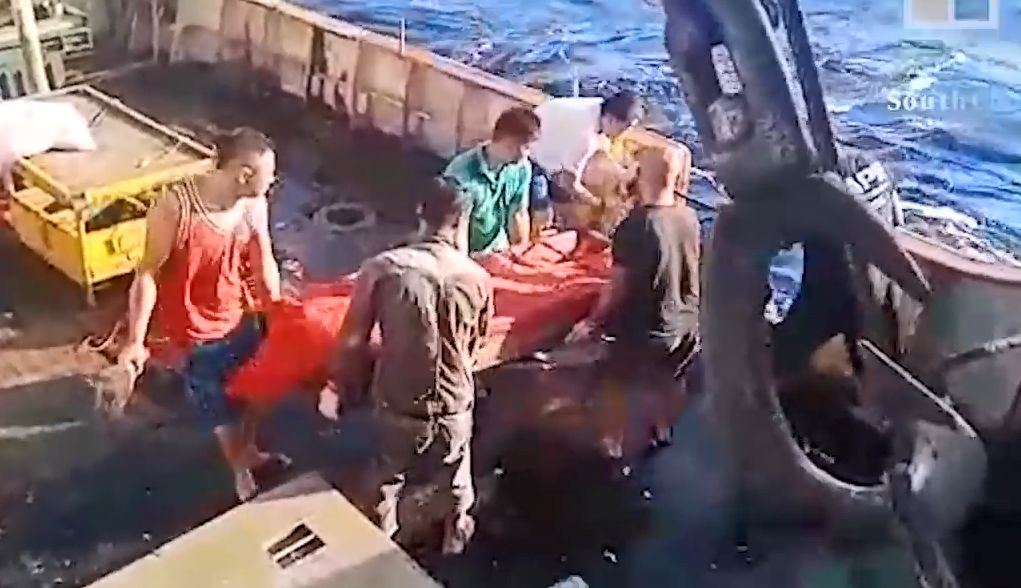 中国漁船がインドネシア人船員の遺体を海に投げ入れ