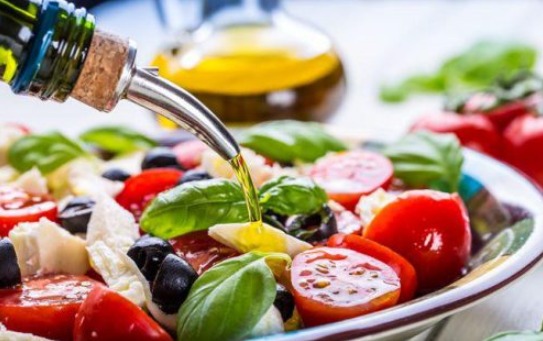 果物・野菜・豆類・ナッツ・全粒粉・オリーブオイルが豊富な地中海式食事法